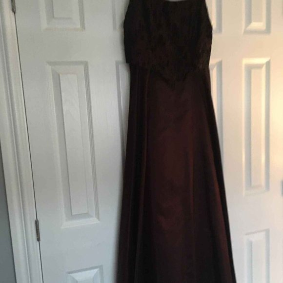 Dresses and Gowns for the Holiday Season - Picture 6 of 16